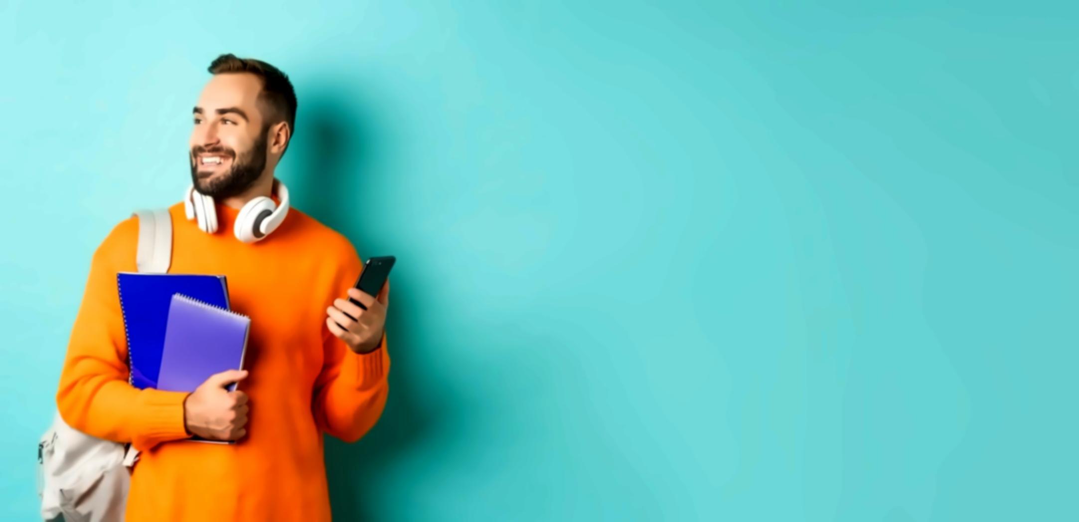 Finanzunterlagen und Dokumentationsmaterialien auf einem Schreibtisch