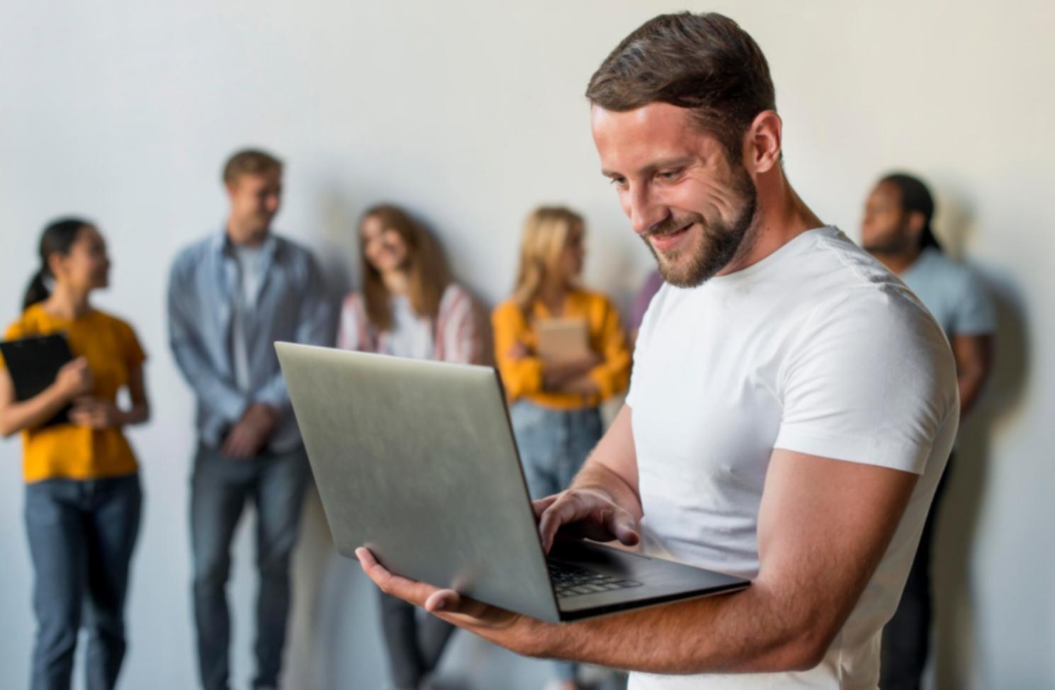 Teilnehmer bei interaktiver Finanzworkshop-Sitzung mit gemeinsamer Analyse